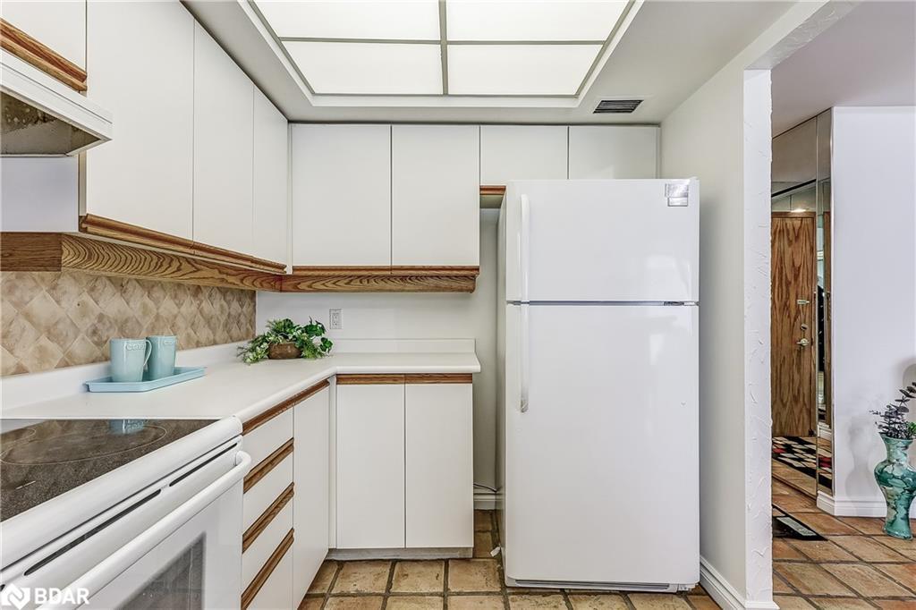 301-21 George Street, Aurora, ON - Indoor Photo Showing Kitchen