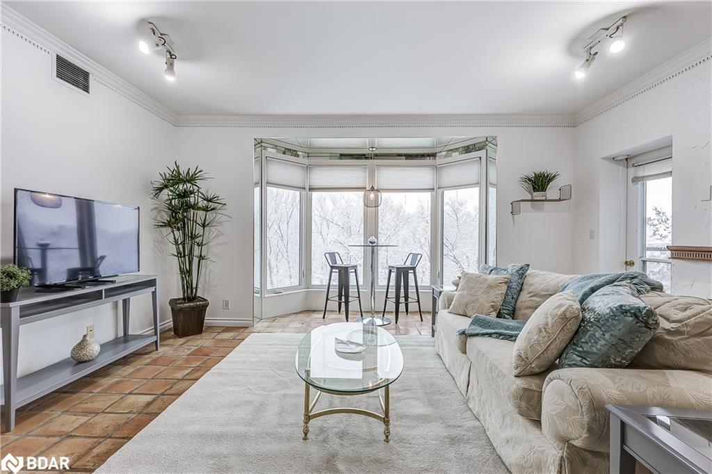 301-21 George Street, Aurora, ON - Indoor Photo Showing Living Room