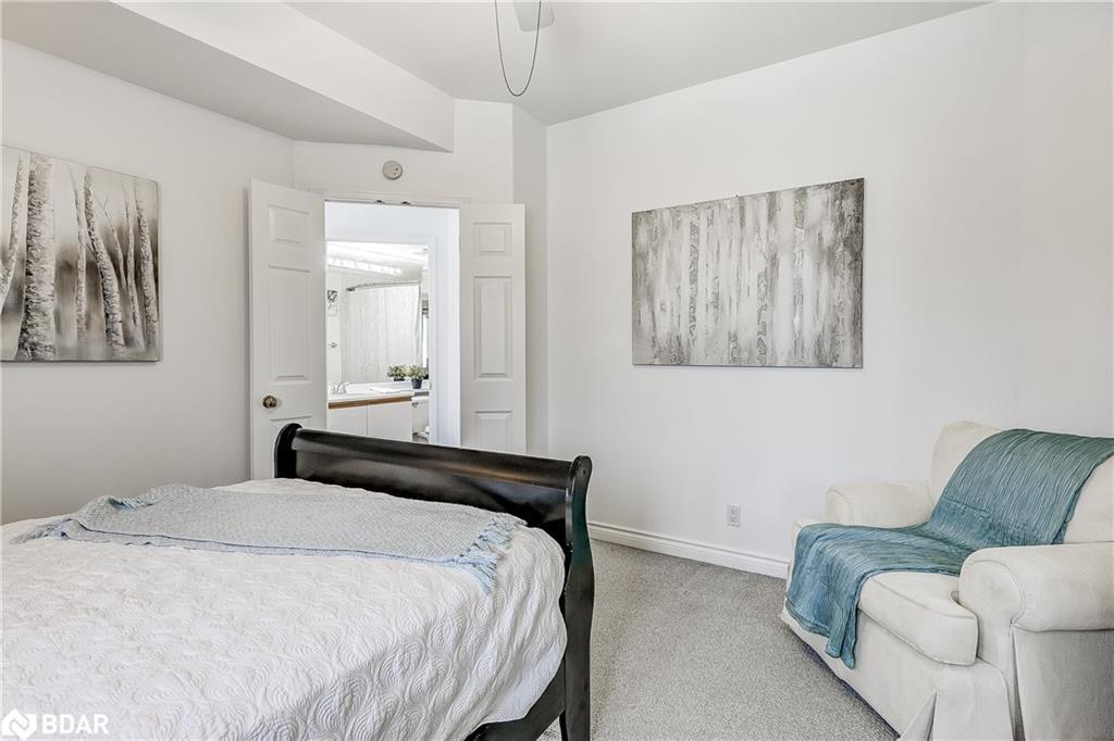 301-21 George Street, Aurora, ON - Indoor Photo Showing Bedroom