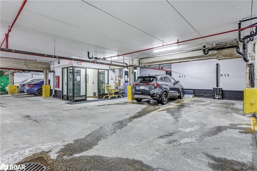 301-21 George Street, Aurora, ON - Indoor Photo Showing Garage