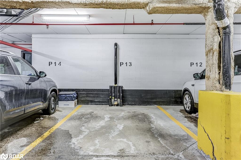 301-21 George Street, Aurora, ON - Indoor Photo Showing Garage