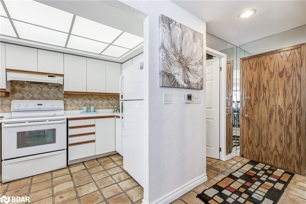 301-21 George Street, Aurora, ON - Indoor Photo Showing Kitchen