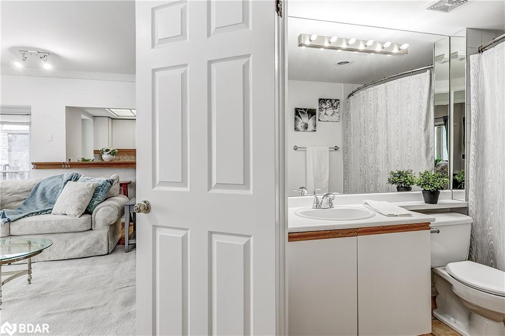 301-21 George Street, Aurora, ON - Indoor Photo Showing Bathroom