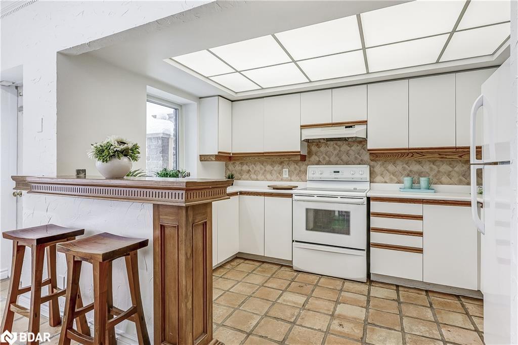 301-21 George Street, Aurora, ON - Indoor Photo Showing Kitchen