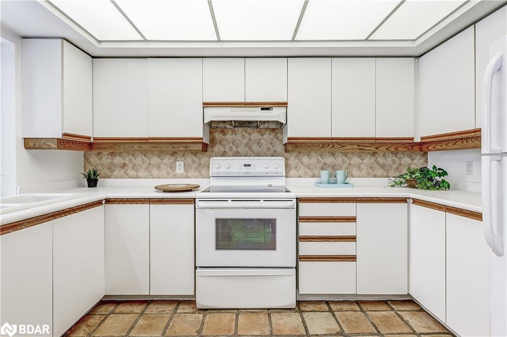 301-21 George Street, Aurora, ON - Indoor Photo Showing Kitchen