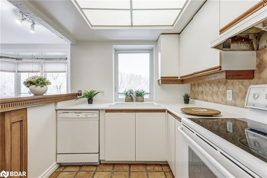 301-21 George Street, Aurora, ON - Indoor Photo Showing Kitchen