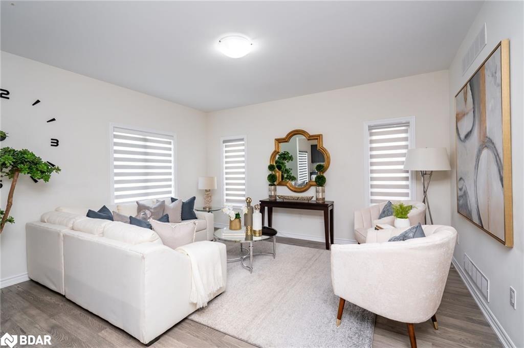 16 Bethune Avenue, Welland, ON - Indoor Photo Showing Living Room