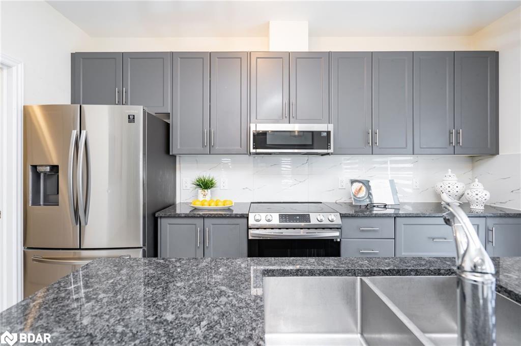 16 Bethune Avenue, Welland, ON - Indoor Photo Showing Kitchen With Stainless Steel Kitchen With Double Sink With Upgraded Kitchen