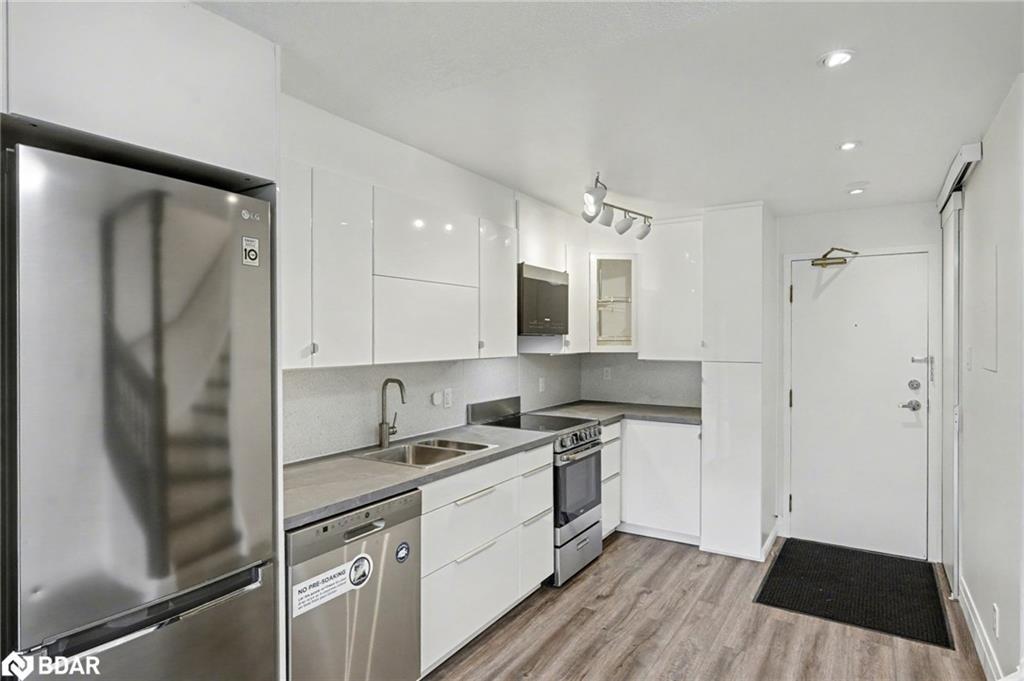 37-67 Valleyview Road, Kitchener, ON - Indoor Photo Showing Kitchen With Double Sink