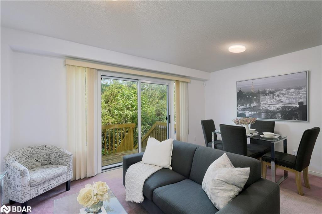 15-1285 Bristol Road W, Mississauga, ON - Indoor Photo Showing Living Room