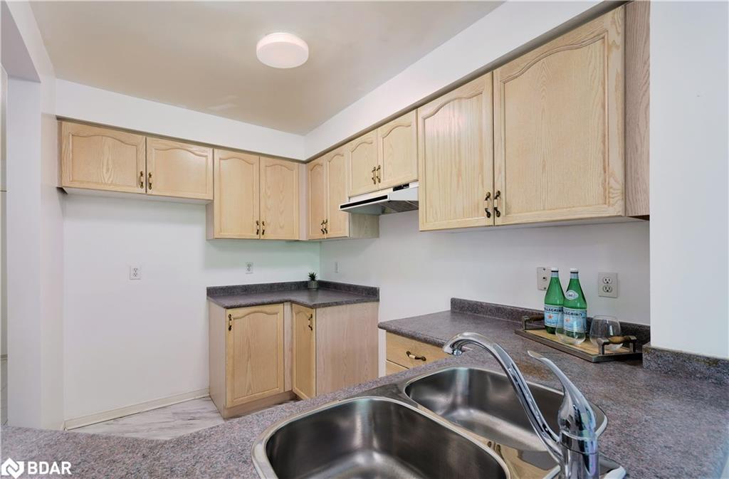 15-1285 Bristol Road W, Mississauga, ON - Indoor Photo Showing Kitchen With Double Sink