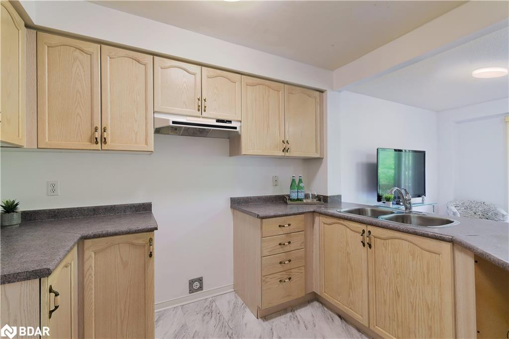 15-1285 Bristol Road W, Mississauga, ON - Indoor Photo Showing Kitchen With Double Sink