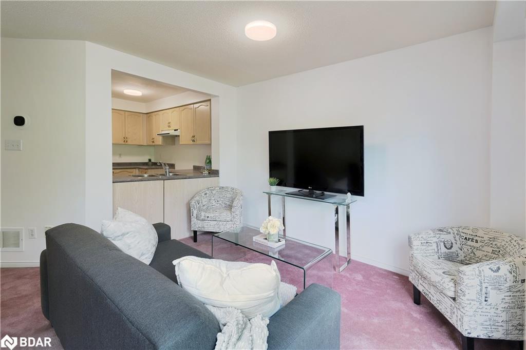 15-1285 Bristol Road W, Mississauga, ON - Indoor Photo Showing Living Room