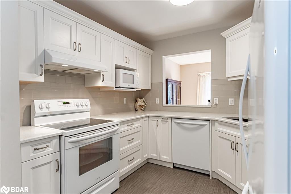 402-40 Museum Drive, Orillia, ON - Indoor Photo Showing Kitchen