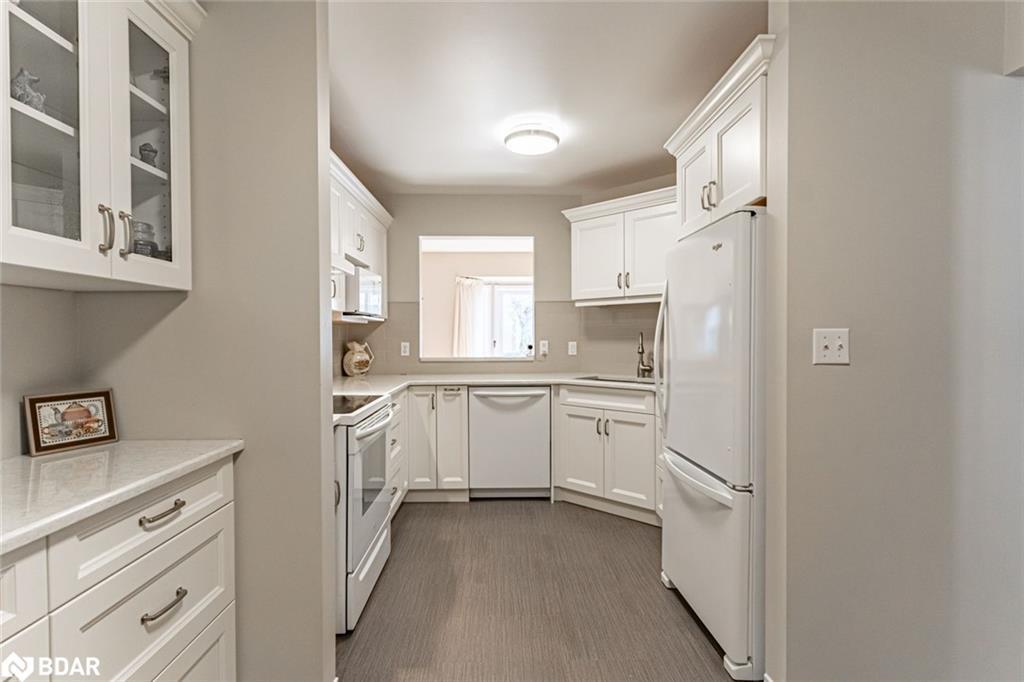 402-40 Museum Drive, Orillia, ON - Indoor Photo Showing Kitchen