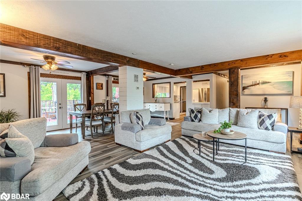 2447 Ridge Road W, Oro-Medonte, ON - Indoor Photo Showing Living Room