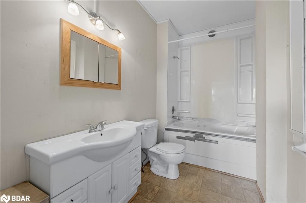 8184 26 Highway, Clearview, ON - Indoor Photo Showing Bathroom