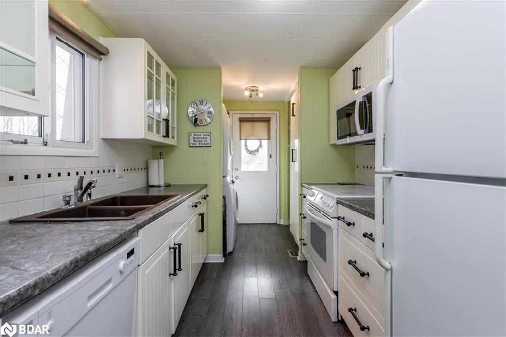 29 Main Street, Innisfil, ON - Indoor Photo Showing Kitchen With Double Sink