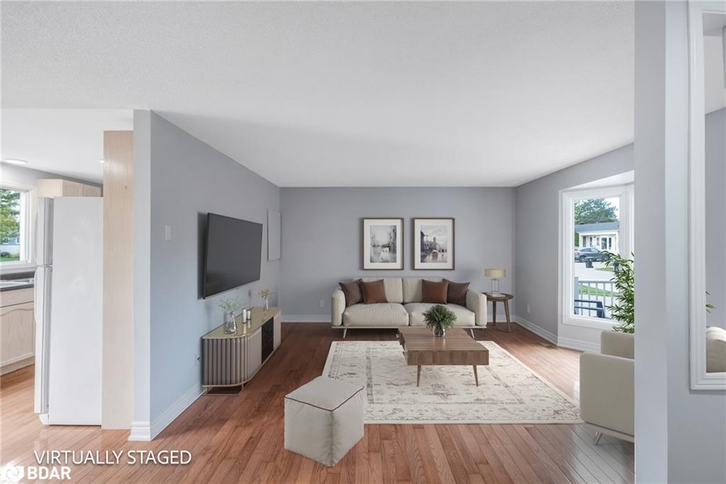 3 Comforts Cove, Innisfil, ON - Indoor Photo Showing Living Room