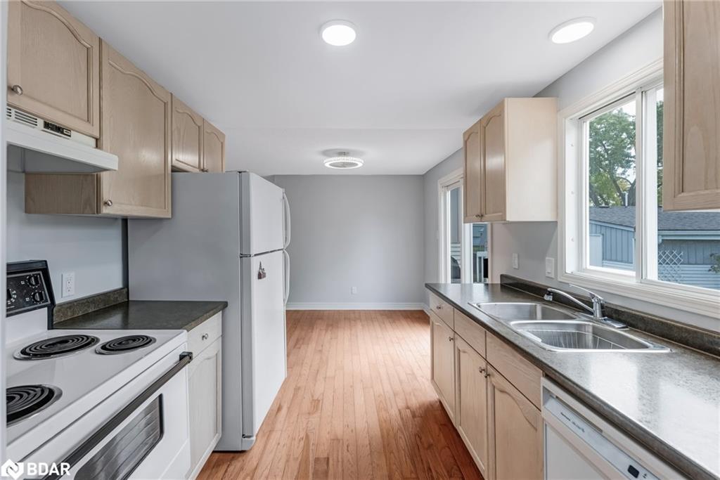3 Comforts Cove, Innisfil, ON - Indoor Photo Showing Kitchen With Double Sink