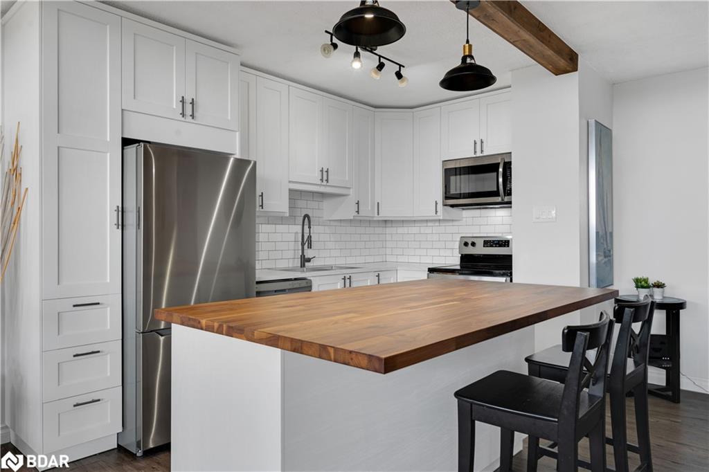1204-215 Glenridge Avenue, St. Catharines, ON - Indoor Photo Showing Kitchen