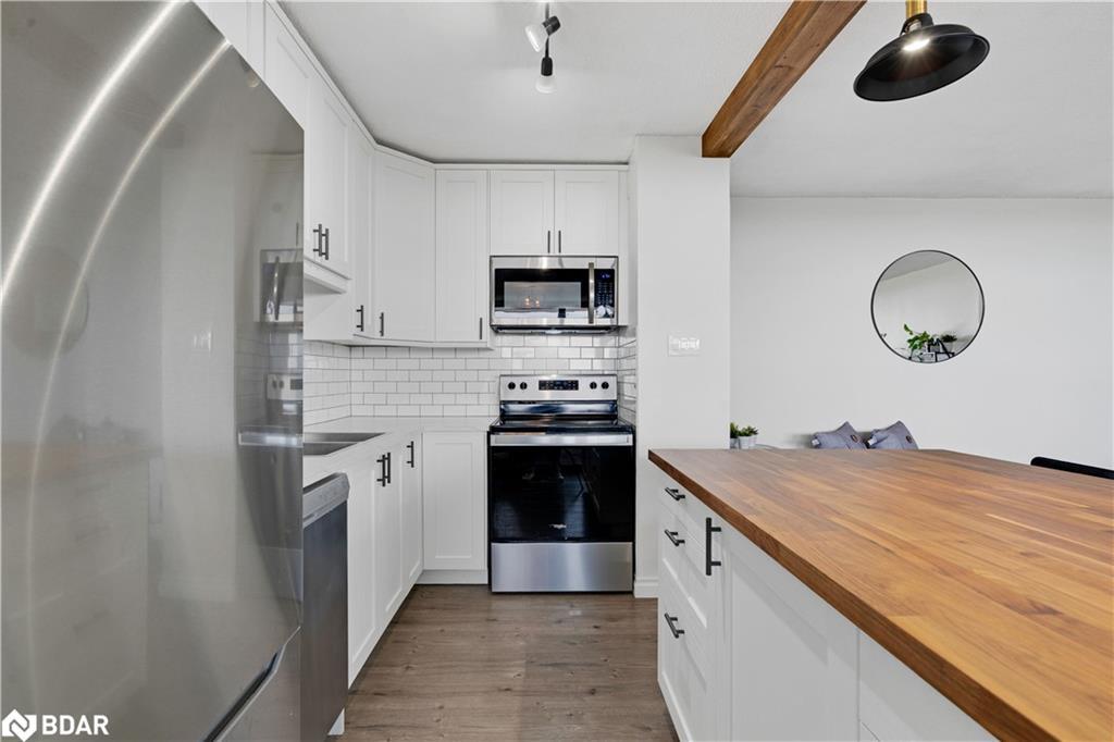 1204-215 Glenridge Avenue, St. Catharines, ON - Indoor Photo Showing Kitchen With Upgraded Kitchen