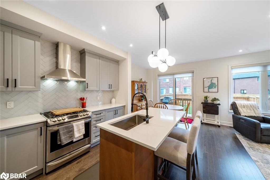 2107 Wilson Street, Innisfil, ON - Indoor Photo Showing Kitchen With Double Sink With Upgraded Kitchen