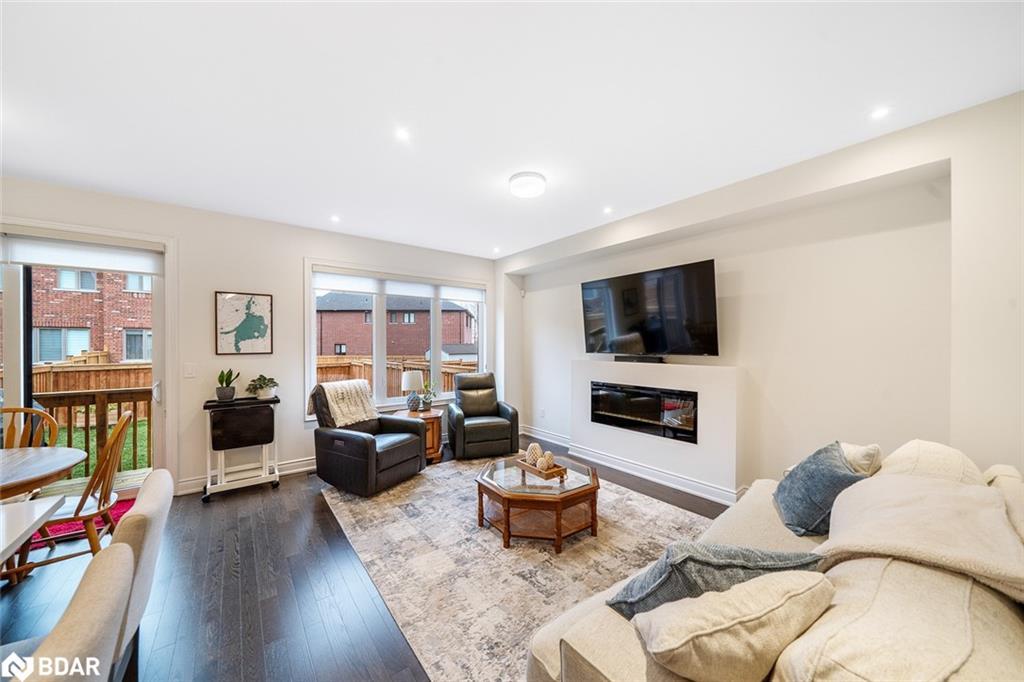 2107 Wilson Street, Innisfil, ON - Indoor Photo Showing Living Room