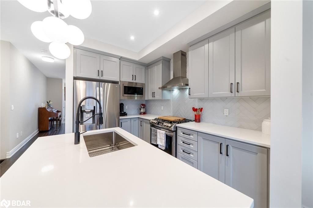 2107 Wilson Street, Innisfil, ON - Indoor Photo Showing Kitchen With Double Sink With Upgraded Kitchen