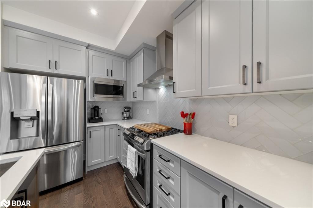 2107 Wilson Street, Innisfil, ON - Indoor Photo Showing Kitchen With Upgraded Kitchen