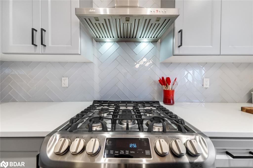 2107 Wilson Street, Innisfil, ON - Indoor Photo Showing Kitchen