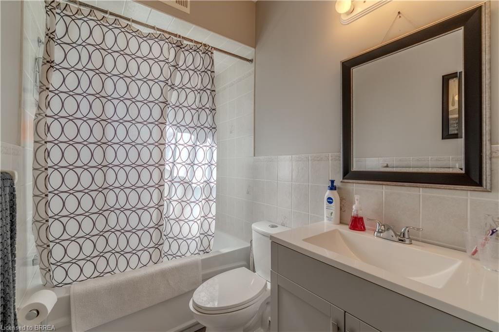 21 Wade Avenue, Brantford, ON - Indoor Photo Showing Bathroom