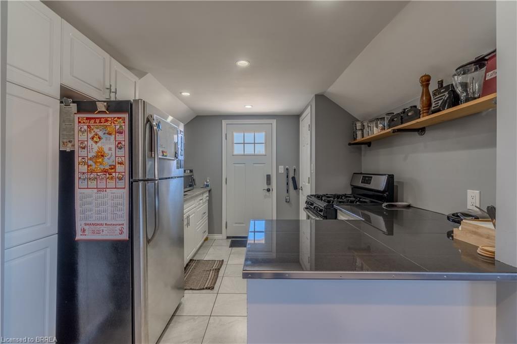 21 Wade Avenue, Brantford, ON - Indoor