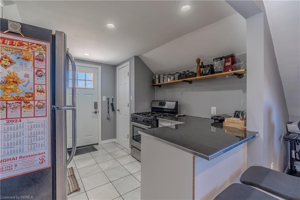 21 Wade Avenue, Brantford, ON - Indoor