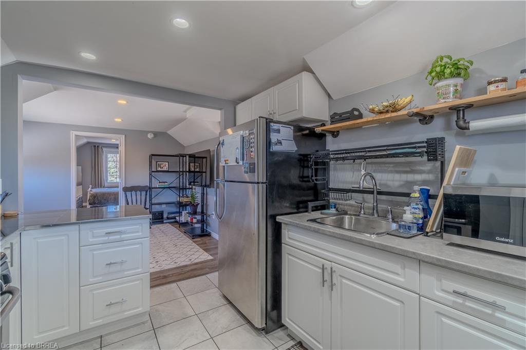 21 Wade Avenue, Brantford, ON - Indoor Photo Showing Kitchen