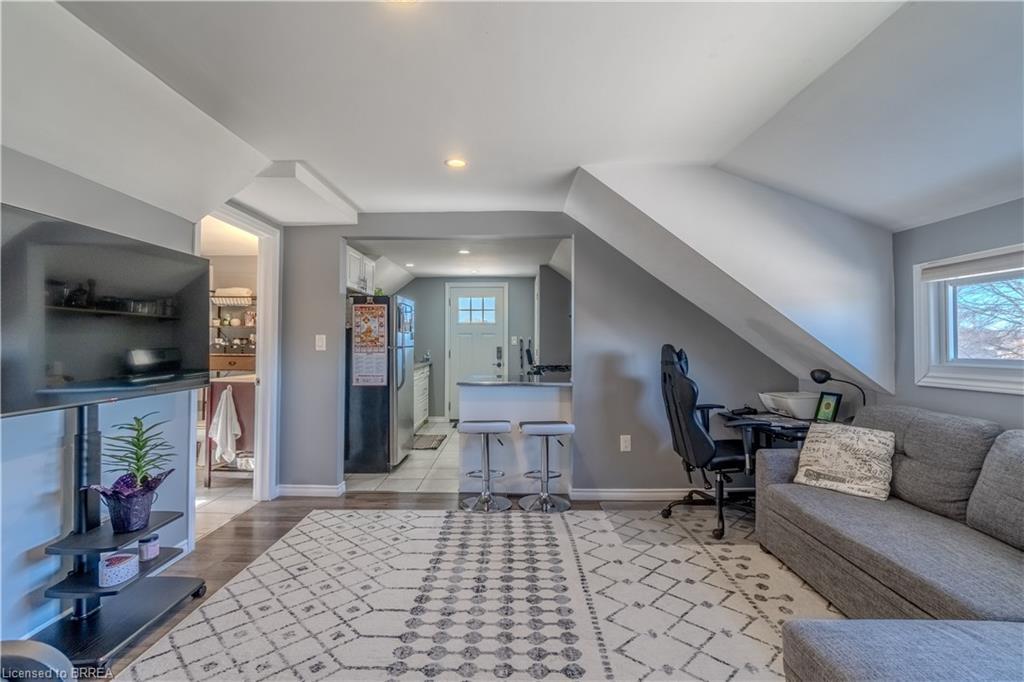 21 Wade Avenue, Brantford, ON - Indoor