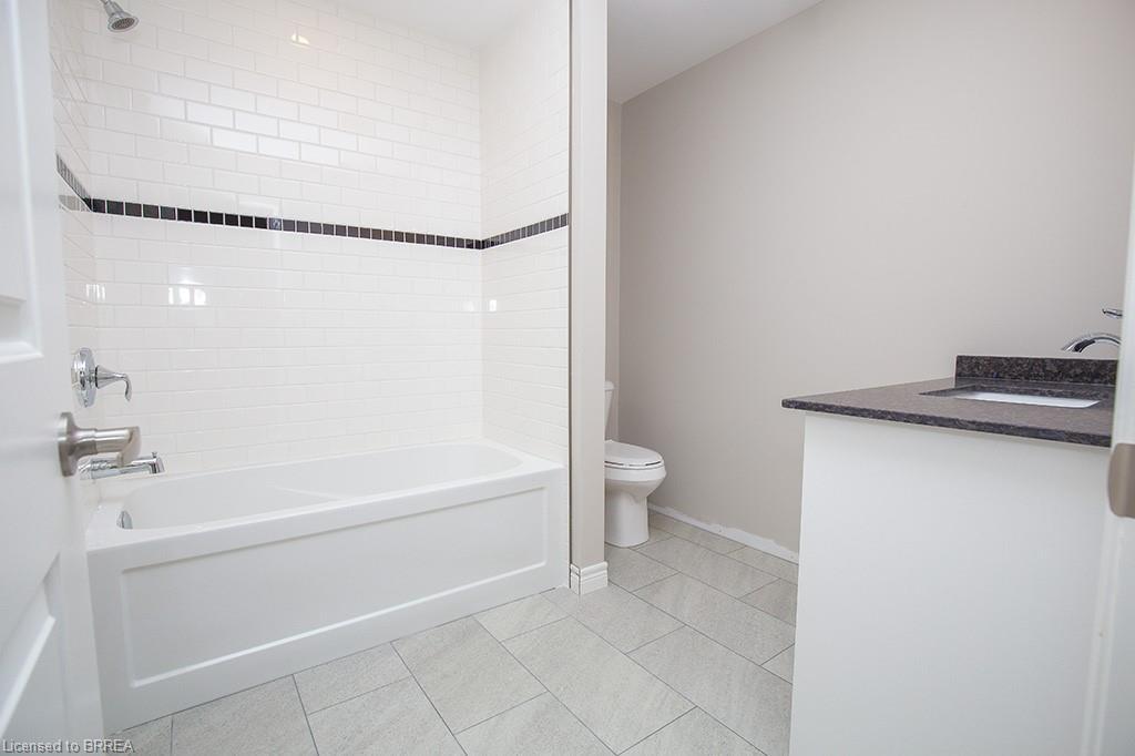355 Wellington Street, Brantford, ON - Indoor Photo Showing Bathroom