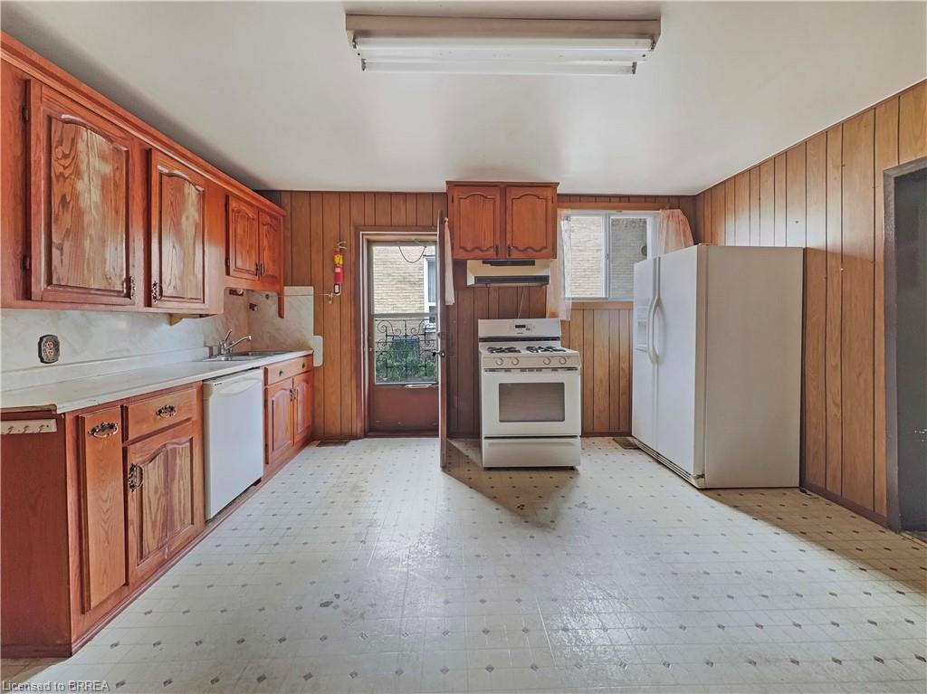 21 Ontario Street, Brantford, ON - Indoor Photo Showing Kitchen