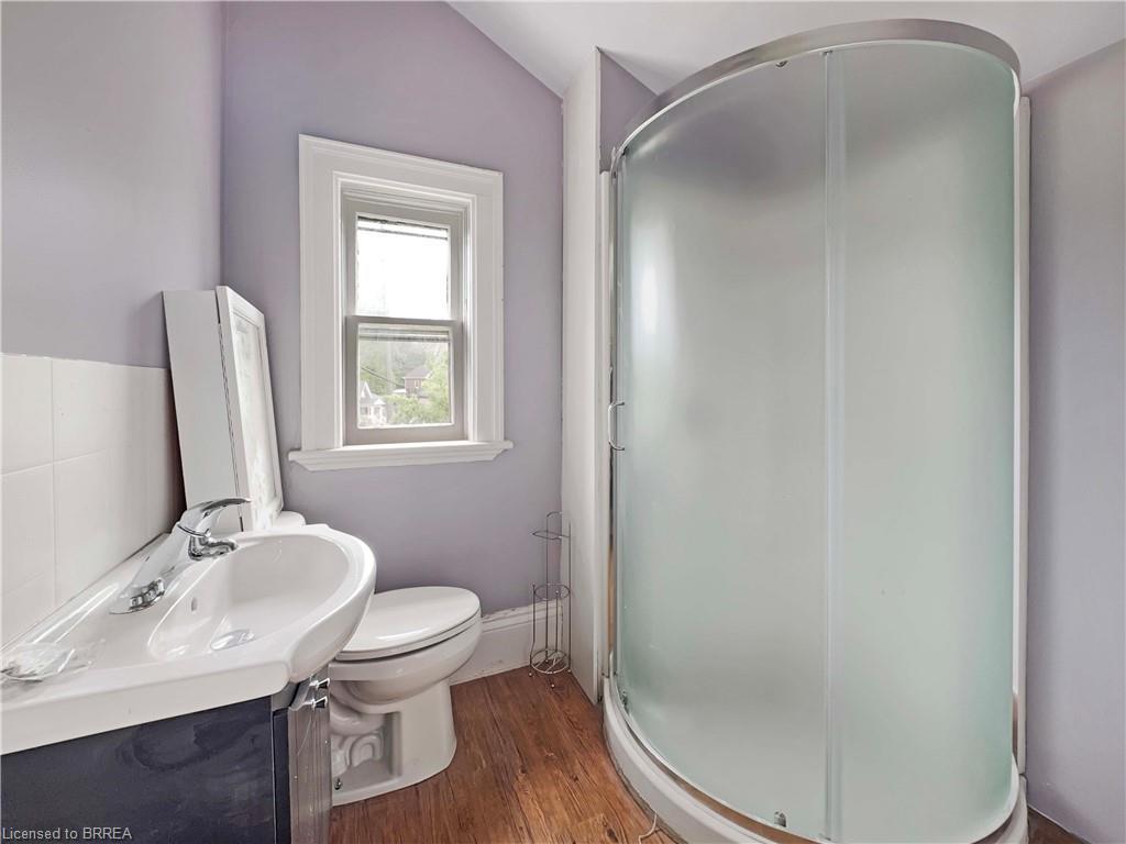 21 Ontario Street, Brantford, ON - Indoor Photo Showing Bathroom