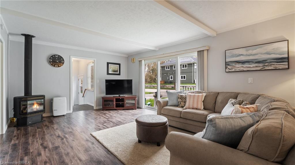 303 Cedar Drive, Turkey Point, ON - Indoor Photo Showing Living Room