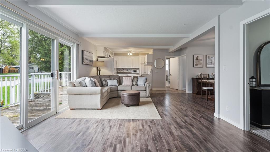 303 Cedar Drive, Turkey Point, ON - Indoor Photo Showing Living Room