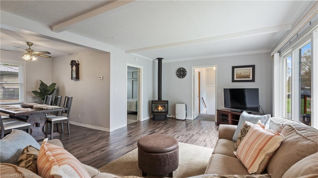 303 Cedar Drive, Turkey Point, ON - Indoor Photo Showing Living Room
