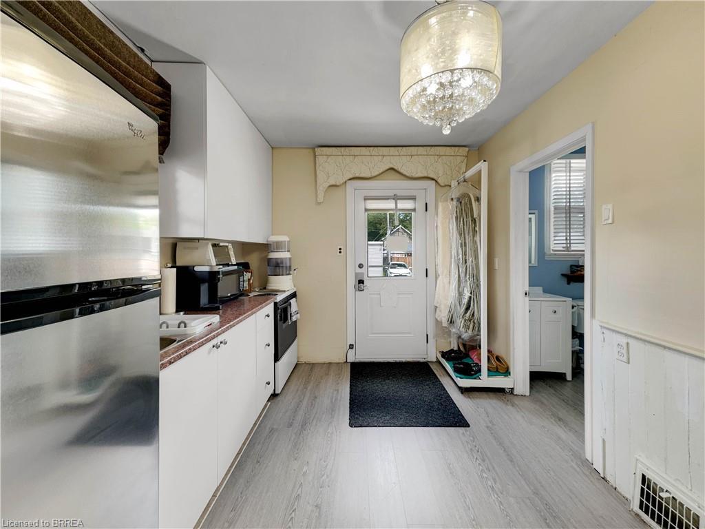 273-275 Brant Avenue, Brantford, ON - Indoor Photo Showing Kitchen