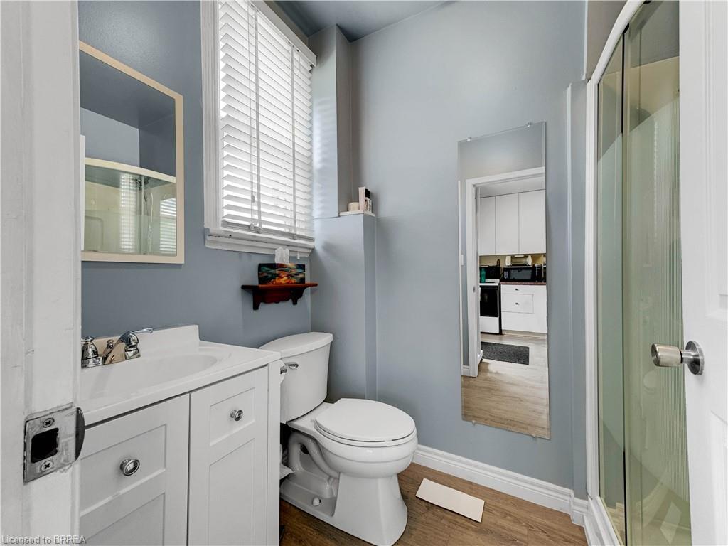 273-275 Brant Avenue, Brantford, ON - Indoor Photo Showing Bathroom