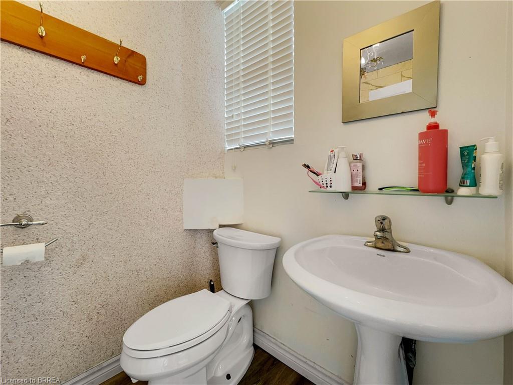 273-275 Brant Avenue, Brantford, ON - Indoor Photo Showing Bathroom