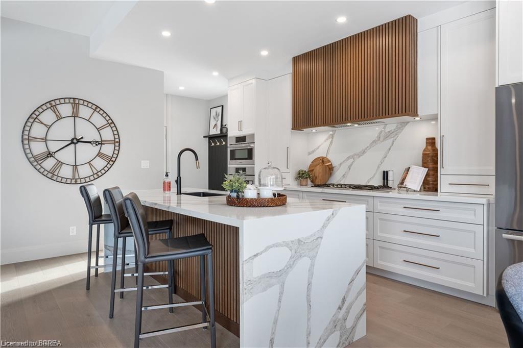 159 Parkside Drive, Brantford, ON - Indoor Photo Showing Kitchen With Upgraded Kitchen