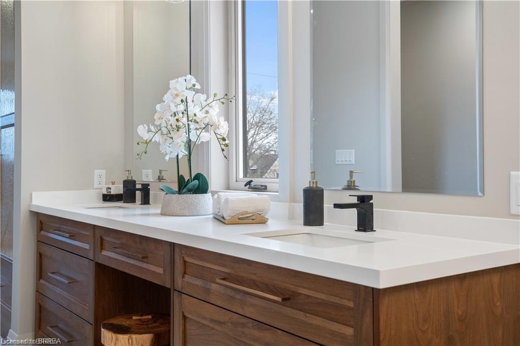 159 Parkside Drive, Brantford, ON - Indoor Photo Showing Bathroom