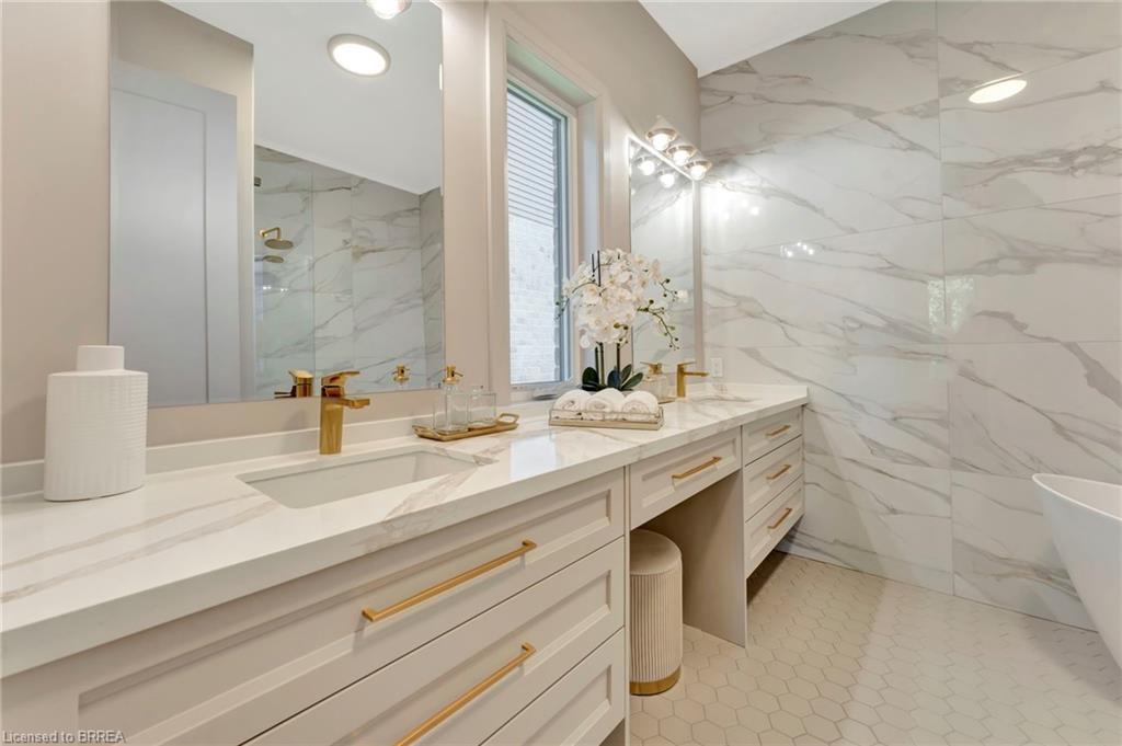 161 Parkside Drive, Brantford, ON - Indoor Photo Showing Bathroom