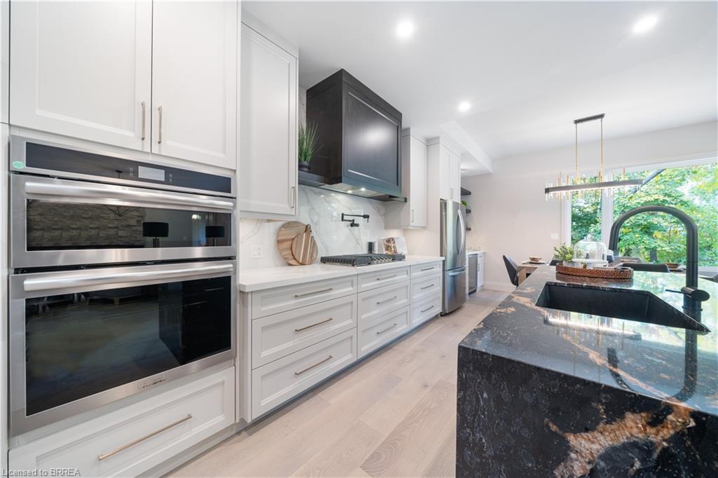 163 Parkside Drive, Brantford, ON - Indoor Photo Showing Kitchen With Upgraded Kitchen
