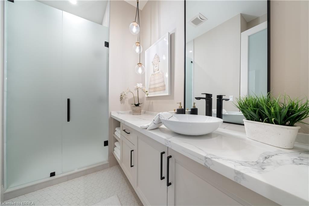 163 Parkside Drive, Brantford, ON - Indoor Photo Showing Bathroom